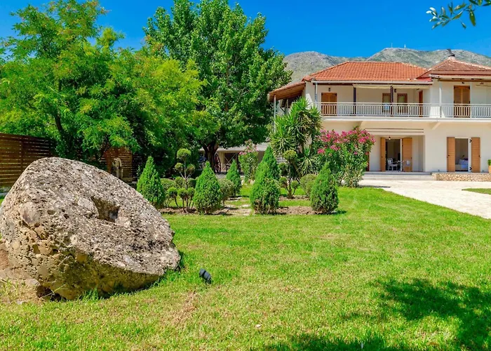 Agricola With Private Swimming Pool Villa *